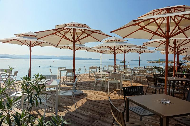 Table gourmande en Auvergne avec des produits locaux frais et fromages régionaux, mettant en valeur la richesse culinaire