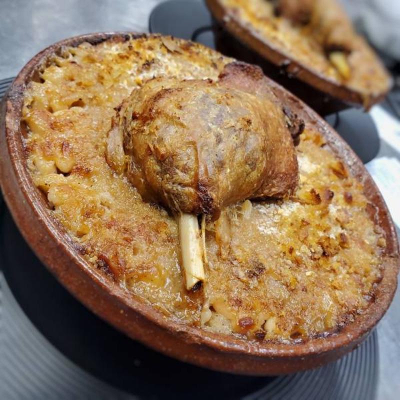 Table gourmande typique des fêtes françaises avec des mets traditionnels et conviviaux