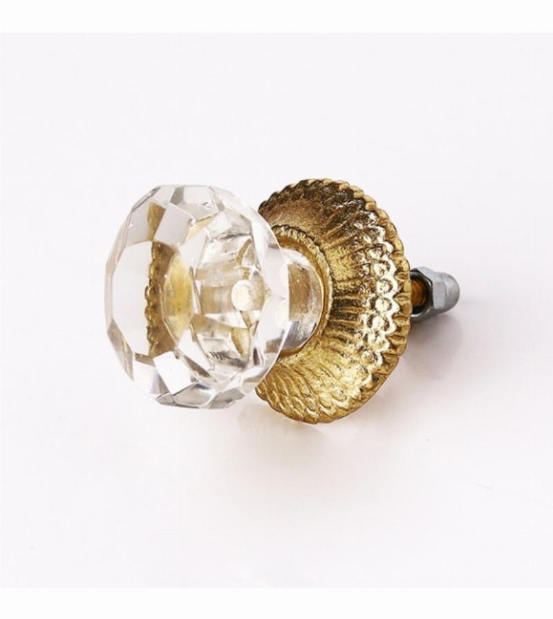 Table en plastique relookée avec un style bistro français chic, avec des couleurs vives et une patine élégante