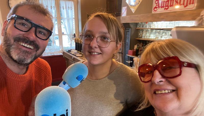 Table de repas de fête traditionnelle en France avec plats régionaux et convivialité