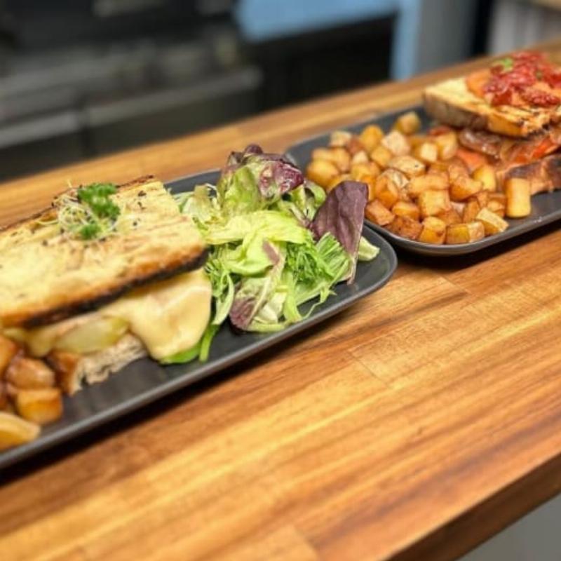 Table élégante dans un restaurant Le Corbusier avec cuisine française