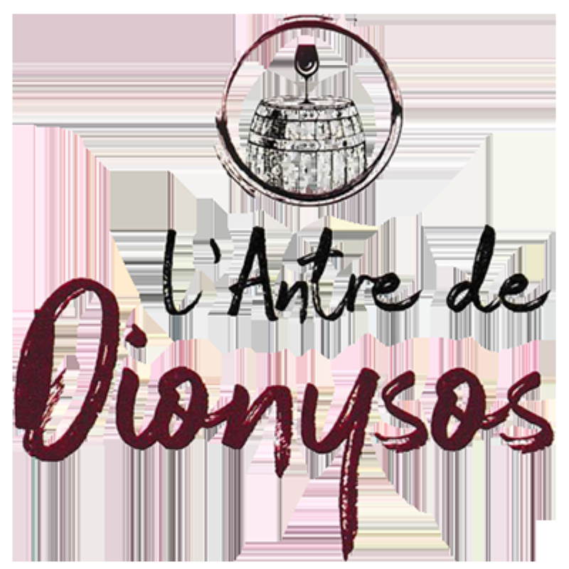 Table de restaurant traditionnelle à Clermont-Ferrand avec des plats régionaux et du vin local