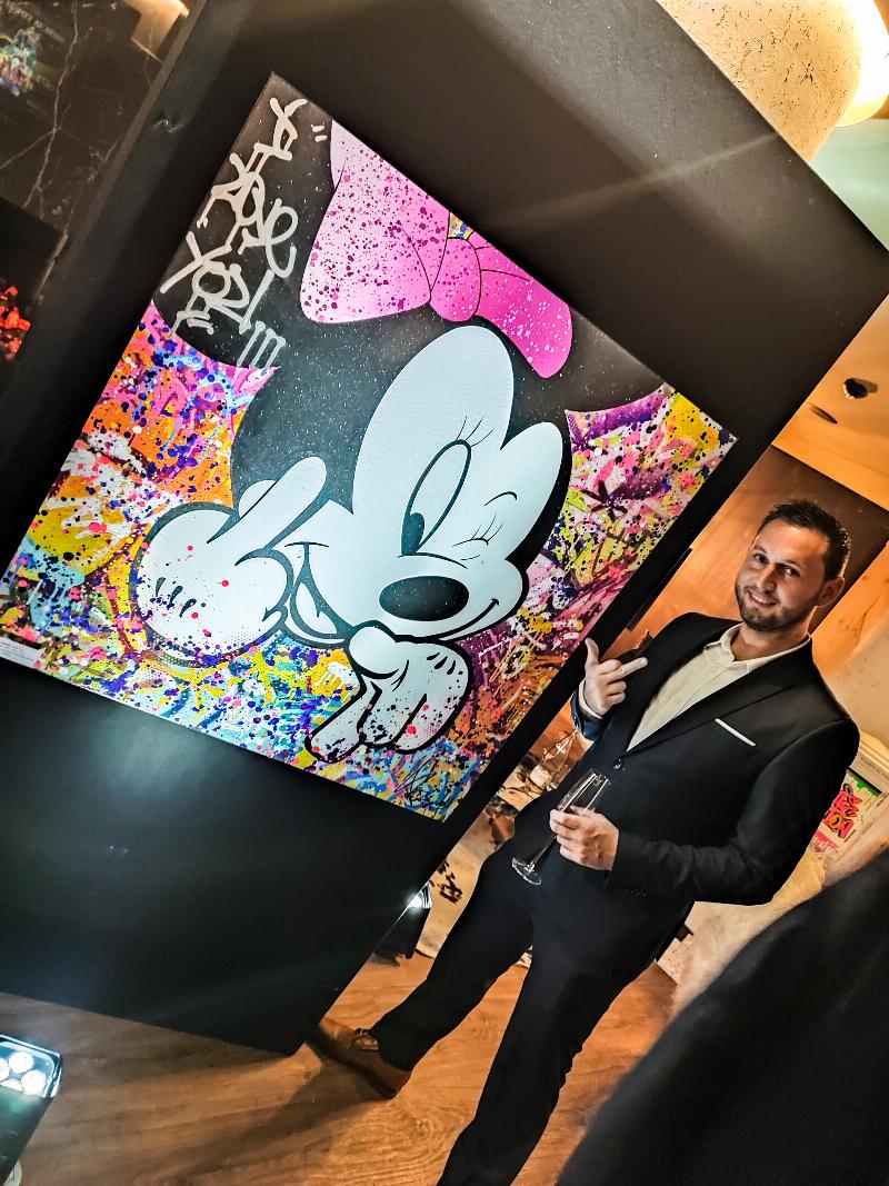 Tableau d'art contemporain reflétant la société urbaine française avec des éléments de culture pop et des messages subtils