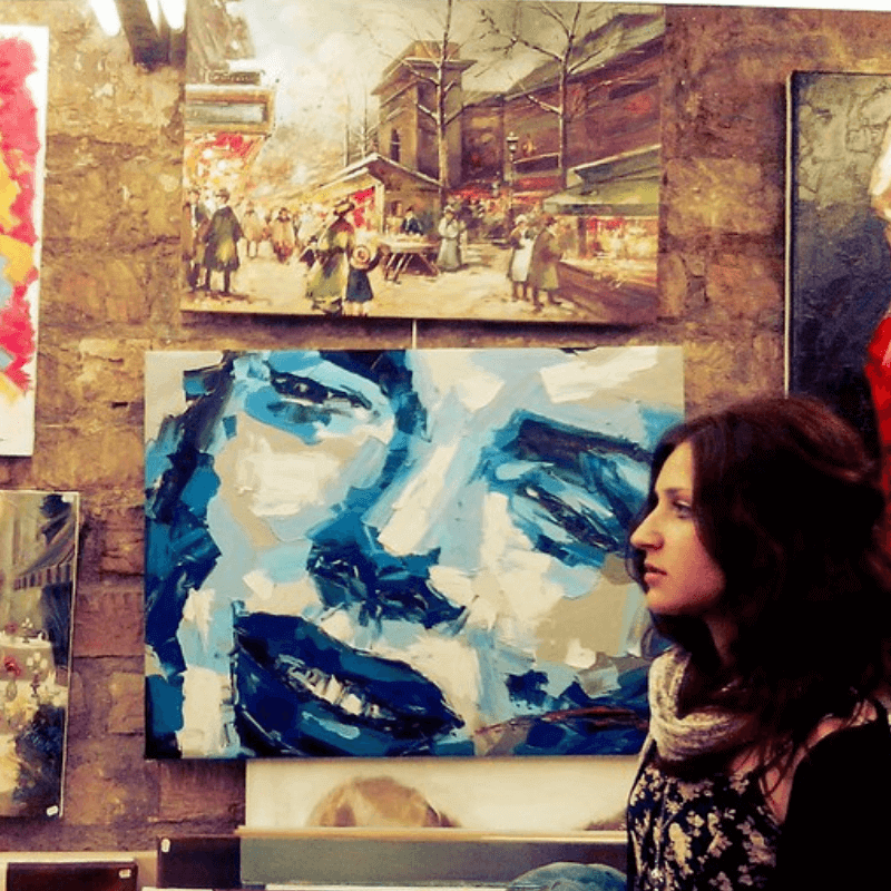 Un tableau contemporain en acrylique sur toile avec des couleurs vives et un mélange de techniques