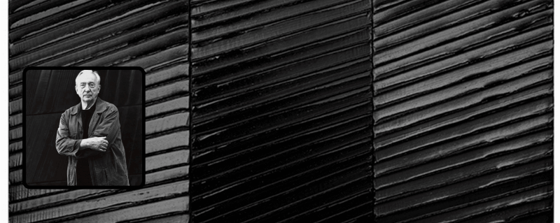 Artiste français peignant des tableaux peinture acrylique dans son atelier parisien, lumière naturelle