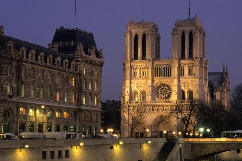 Une cérémonie historique du Te Deum à Notre-Dame de Paris, illustrant la ferveur nationale.