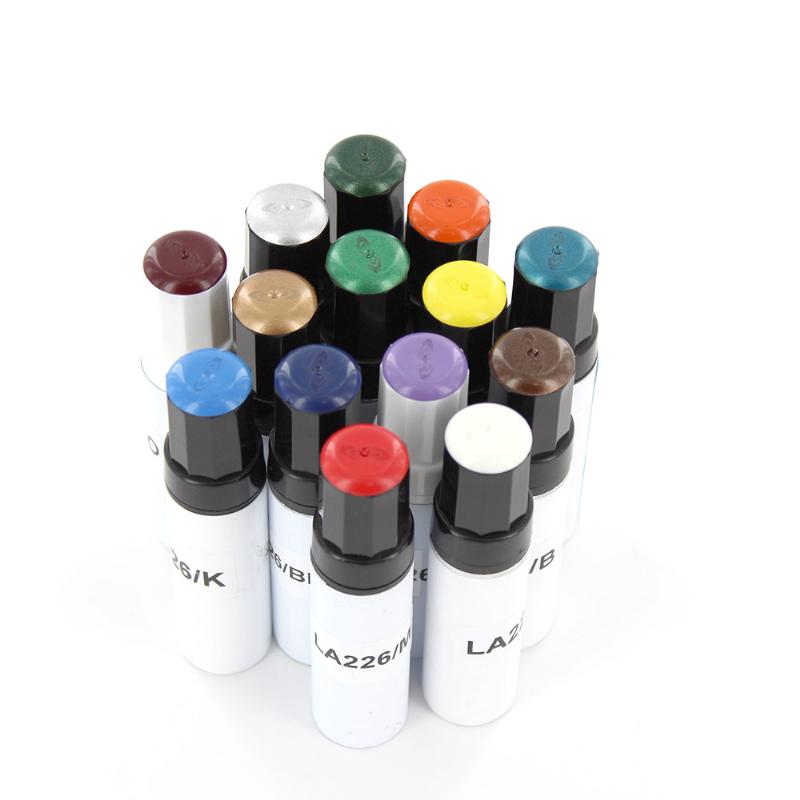 Application méticuleuse du décapant sur un objet en plastique peint