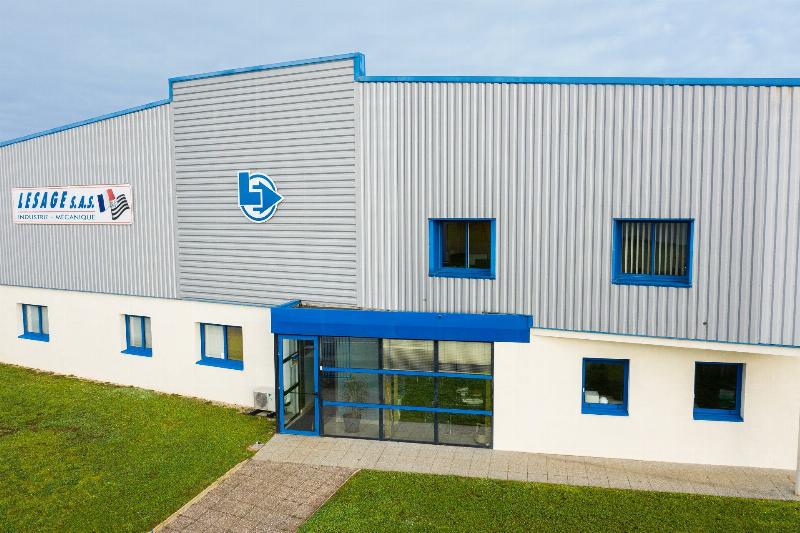 Application précise de peinture aéronautique par un technicien, garantissant une finition impeccable et durable. 