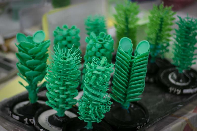 Processus de la cire perdue dans une fonderie d'art, montrant l'étape de la coulée du bronze