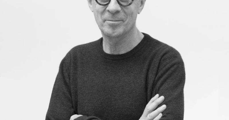 Une main d'artiste tenant un pinceau, appliquant des coups de peinture épaisse et visible sur une toile, capturant un moment de création dynamique