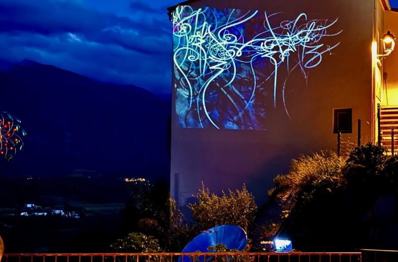 Démonstration technique de projection peinture pour créer une œuvre abstraite, mouvement et énergie