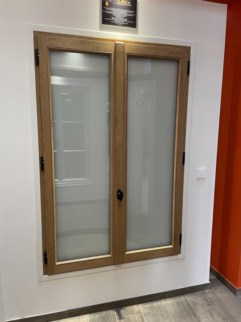 Technologie de verre intelligent architectural moderne pour un bâtiment contemporain français