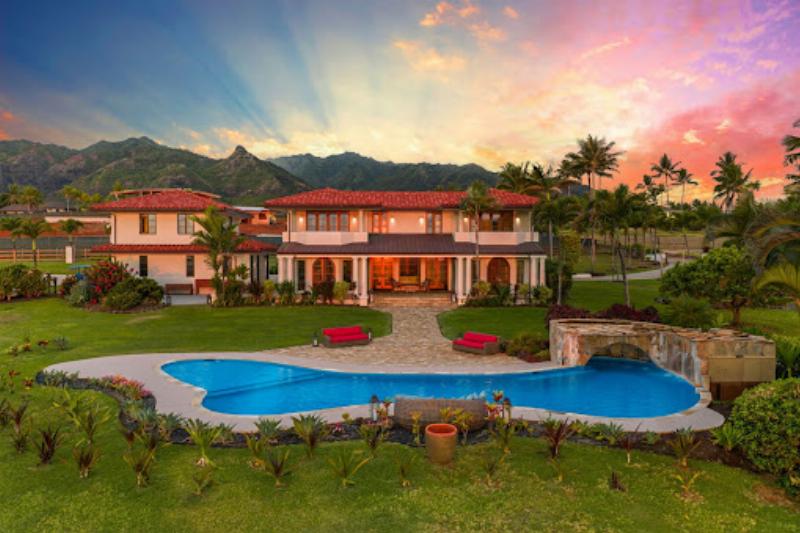 Terrasse en bois extérieur fraîchement peinte, incarnant l'élégance à la française avec ses couleurs naturelles et son entretien impeccable, prête à accueillir un café matinal.