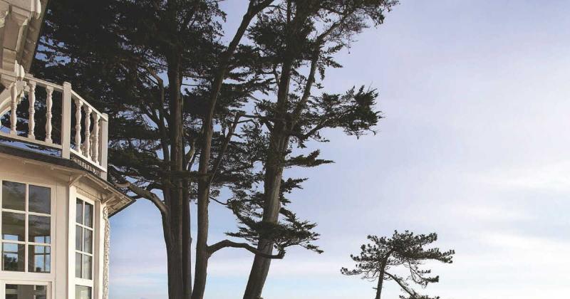 Terrasse en bois peinte avec une élégance française et un mobilier chic