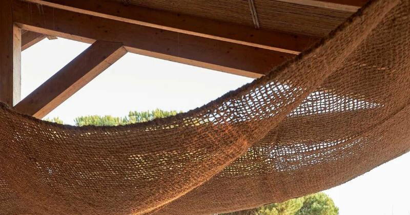 Terrasse en bois rénovée avec une peinture durable et élégante, invitant à la détente