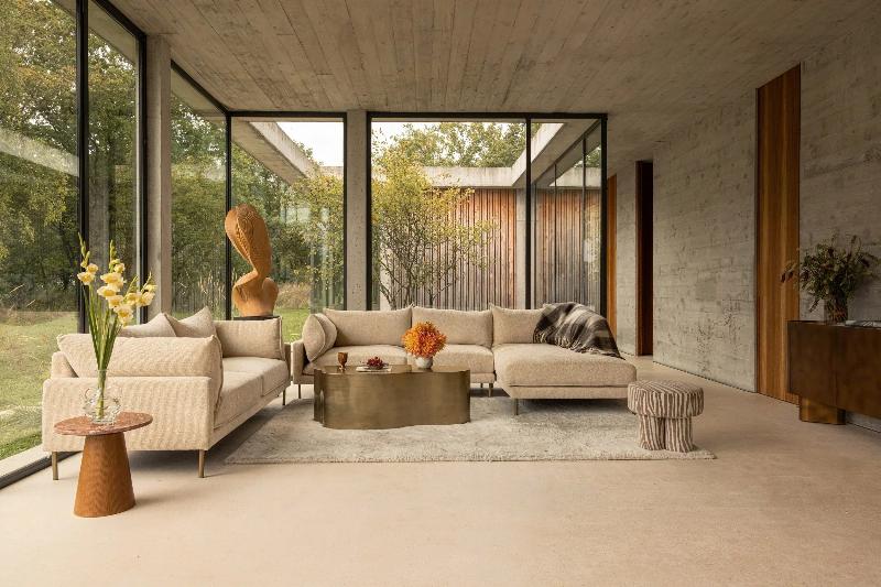 Harmonie de textures et couleurs complémentaires à la peinture gris sable dans un espace moderne