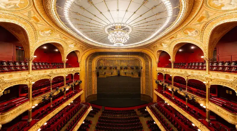 Façade imposante du Théâtre du Châtelet à Paris, lieu emblématique du musical paris