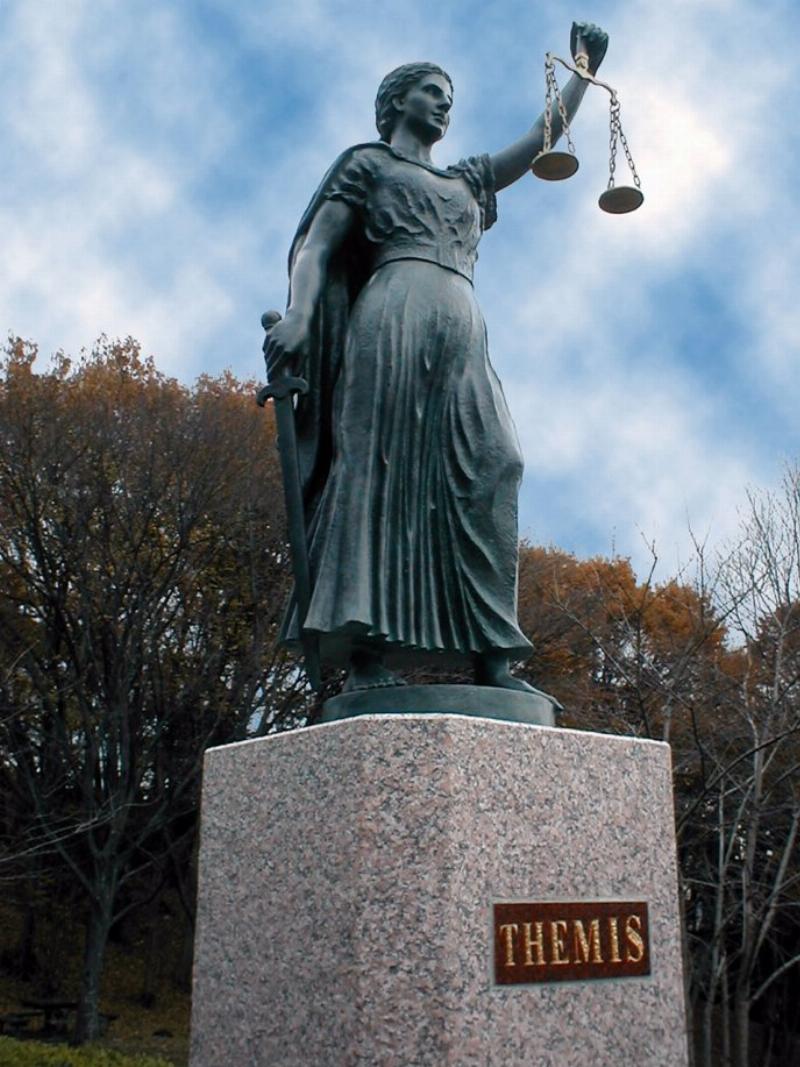 Statue de Thémis avec ses attributs symboliques, justice balance glaive bandeau