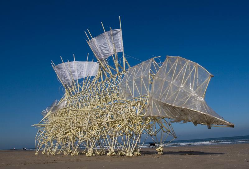 Theo Jansen travaillant sur une sculpture de strandbeest, atelier
