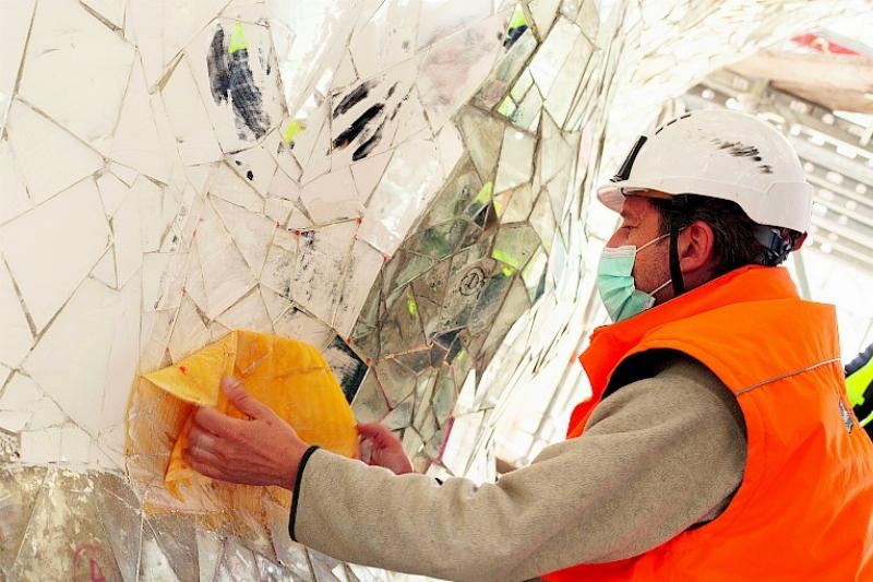 Jean Tinguely, sculpteur suisse, fontaine cinétique ludique et colorée.