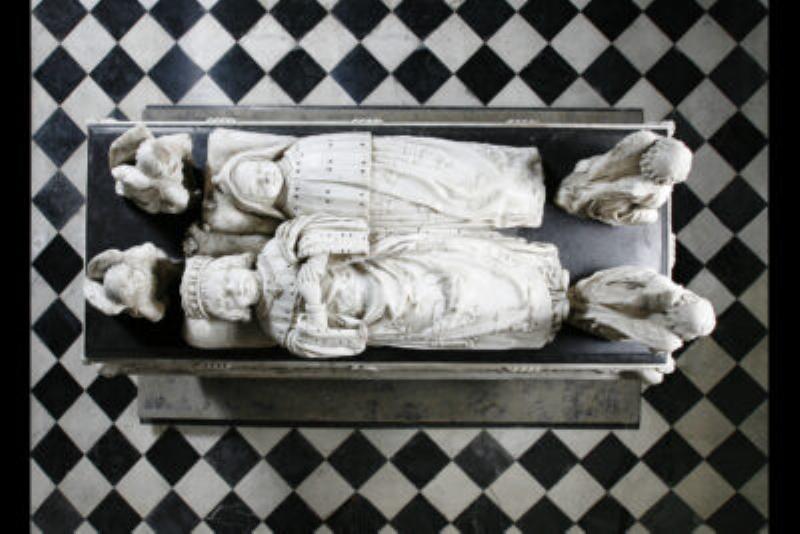 Le tombeau des enfants de Charles VIII et Anne de Bretagne, une œuvre d'art Renaissance en marbre blanc de Carrare, située dans la Cathédrale de Tours.