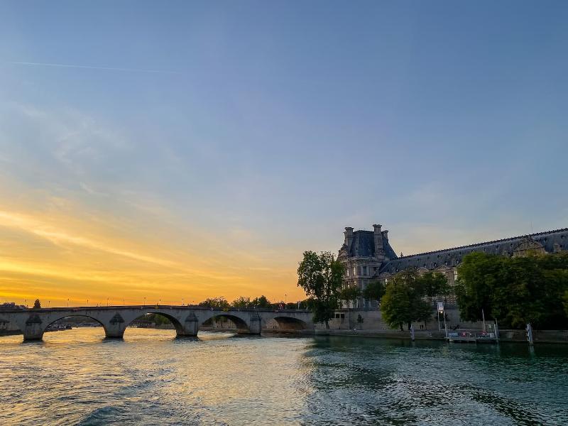 Vue panoramique depuis la Tour Eiffel montrant le fleuve, les monuments et l'architecture classique de Paris