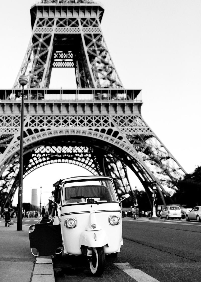 Vue panoramique de la Tour Eiffel dominant le paysage parisien classique et moderne