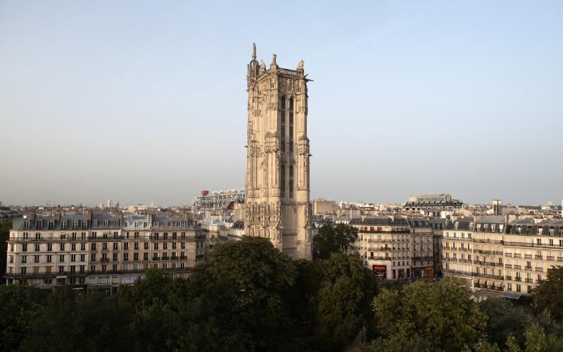 Vue panoramique de Paris depuis les tours de Notre-Dame, symbolisant la réouverture des tours et l'expérience de la visite.