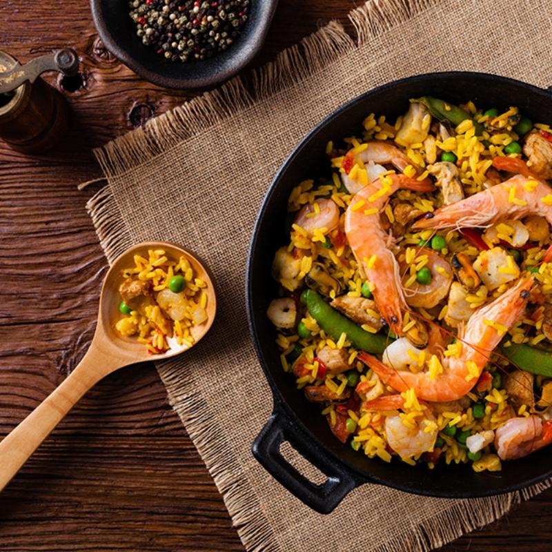Un repas de famille français avec divers plats traditionnels sur une table en bois, illustrant les traditions from France