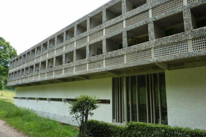 Façade de l'Unité d'Habitation Le Corbusier à Lyon Monplaisir avec brise-soleil