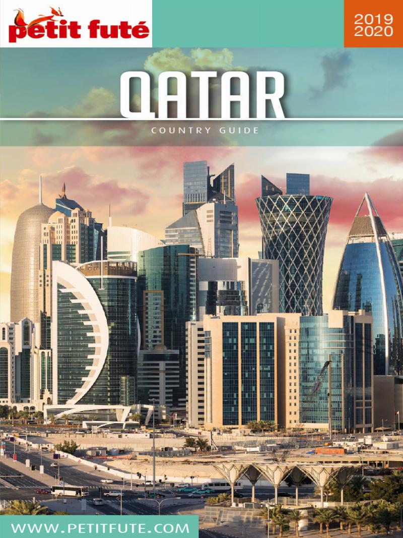 Urs Fischer à la Bourse de Commerce : Public observant attentivement les œuvres, avec l'architecture emblématique du lieu en arrière-plan, soulignant la fusion entre art et patrimoine.