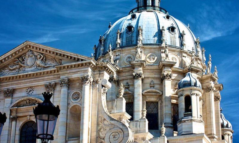 Vue intérieure de la coupole du Val-de-Grâce à Paris, chef-d'œuvre de l'Assomption architecturale