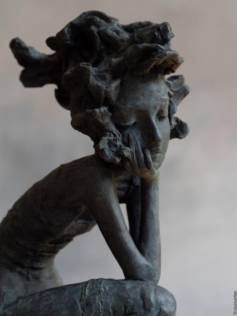 Valerie Hadida artiste, sculpture en bronze patiné, figure féminine contemplative, expression poétique