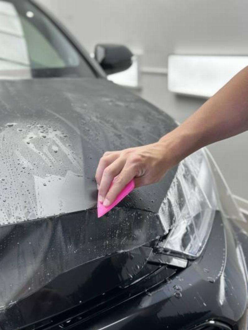 Une BMW d'occasion avec une peinture impeccable brillant au soleil, prête à la revente