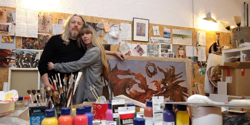 Portrait de Han van Meegeren, l'artiste faussaire hollandais, avec une de ses imitations de Vermeer