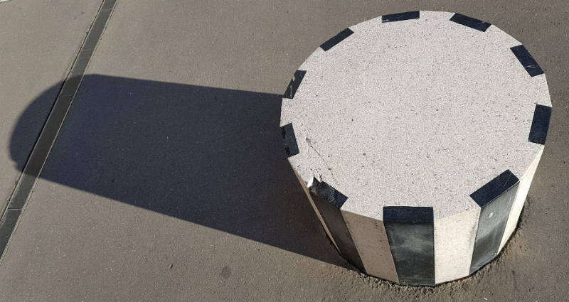 Une sculpture moderne utilisant la vantablack peinture, jouant avec des effets de lumière et d'ombre