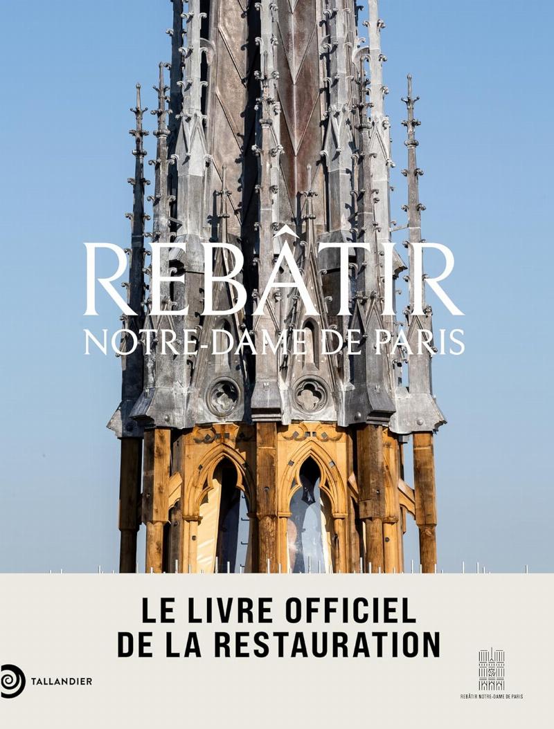 Différentes éditions du livre officiel Notre Dame de Paris explorant l'architecture gothique et la restauration