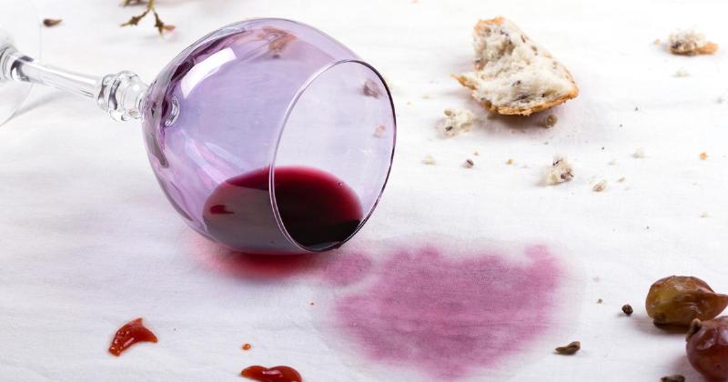 Des verres de champagne trinquant pour le Nouvel An, symbole de la janvier fête et du partage français