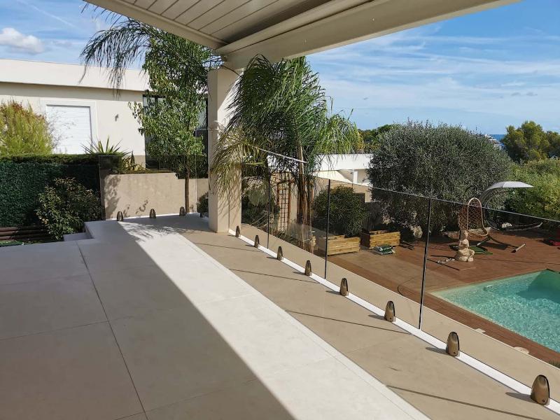 Verre feuilleté et trempé garantissant sécurité et résistance dans l'architecture moderne française