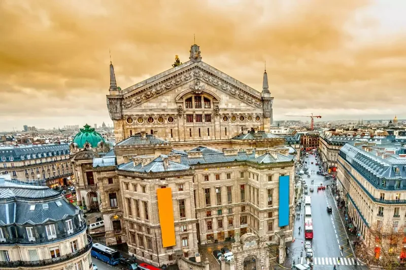 Enfants explorant le Château de Versailles lors d'une visite pédagogique