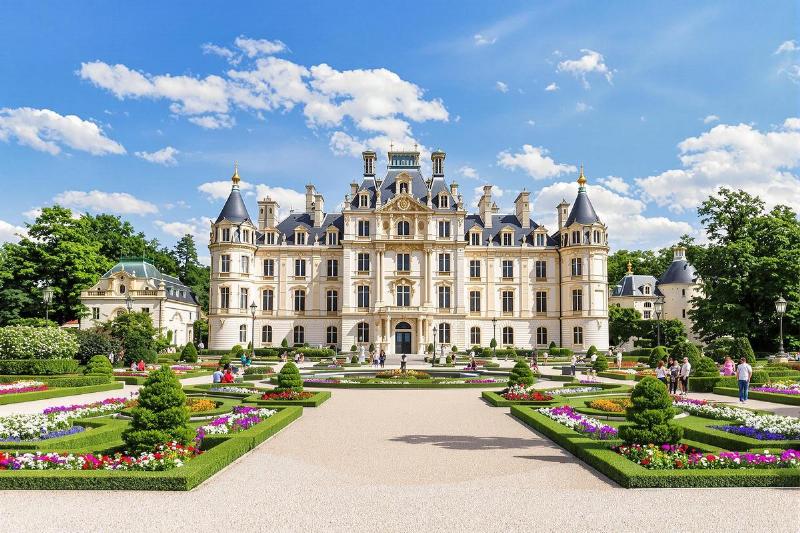 Le Château de Versailles et ses jardins, exemple magistral d'art classique en architecture française