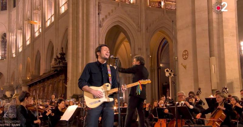 Vianney chante Hallelujah devant Notre Dame de Paris, capturant l'émotion de la France