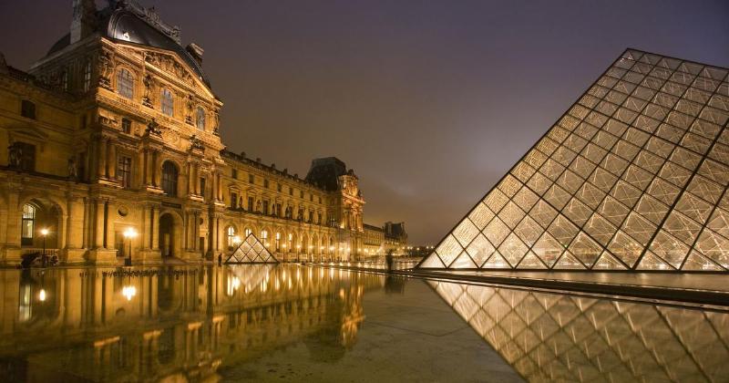 Le musée du Louvre, abritant la Victoire de Samothrace, un héritage mondial en France