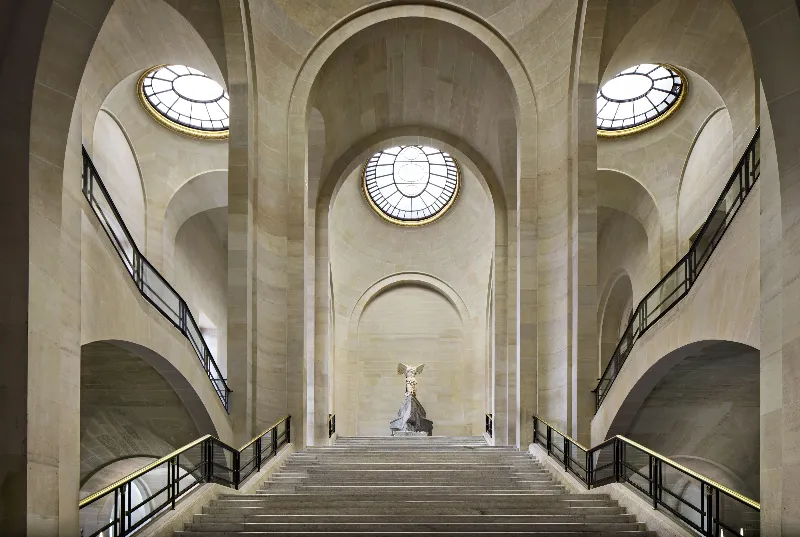 La Victoire de Samothrace, une statue sans tête et avec des ailes, exposée au musée du Louvre.