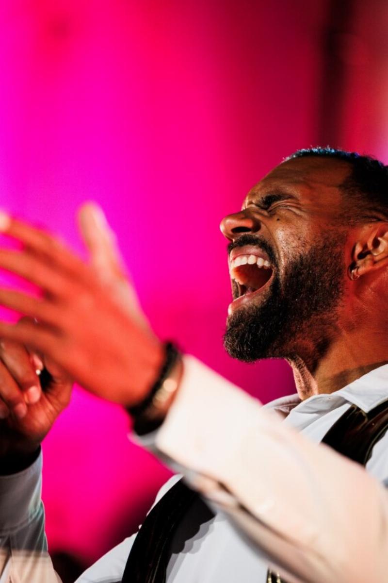 Nemanja Radulovic, lauréat soliste instrumental Victoires Musique Classique 2023, en pleine performance passionnée