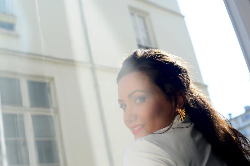 Cérémonie des Victoires de la Musique Classique 2024, une scène élégante illuminée, célébrant les lauréats français