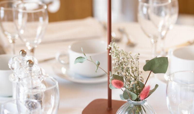 Ambiance chaleureuse des Victoires de la Musique Classique avec un présentateur sur scène