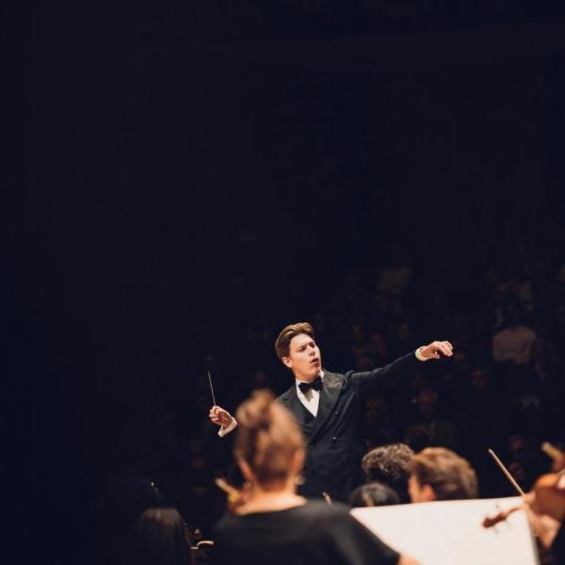 Une scène de gala des Victoires de la Musique Classique avec un orchestre et des jeux de lumière