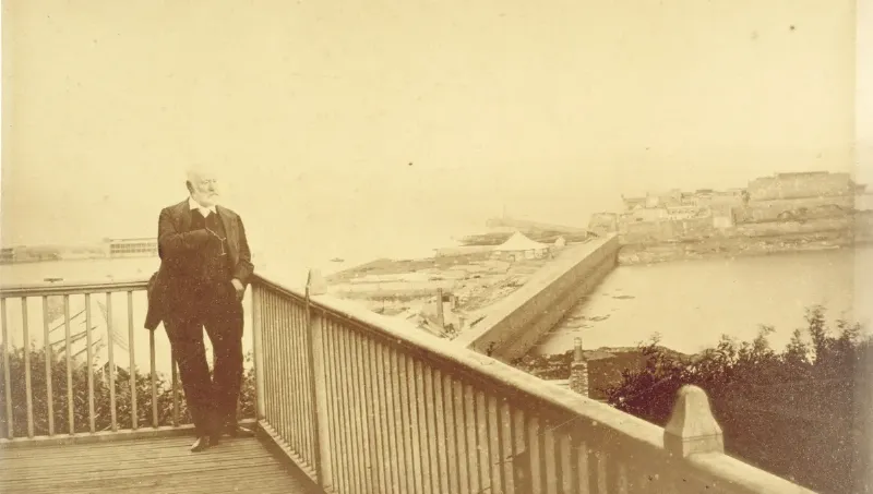 Victor Hugo écrivant à Guernesey, période de son exil prolifique