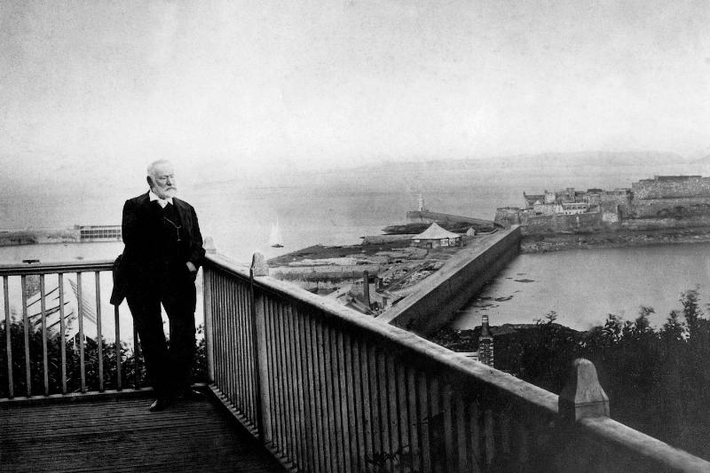 Victor Hugo en exil sur l'île de Guernesey, méditant sur la France et la rédaction de Napoléon le Petit